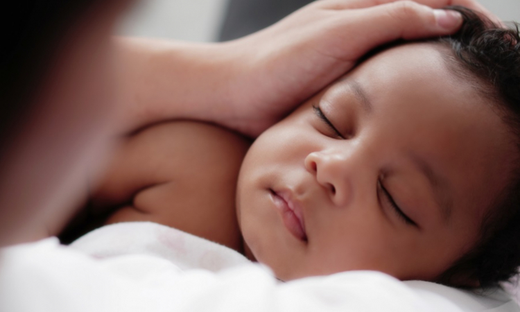 Wie Sie den Schlafrhythmus Ihres Babys vom Tag auf die Nacht umstellen